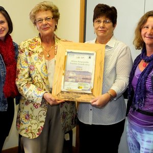 Vlnr is Brenda du Toit, Raadsdame Nicolette Botha-Guthrie, Glenda Kitley en Caron Lee